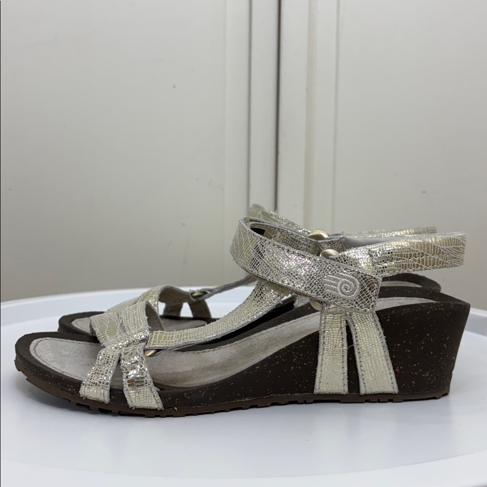 NWOT/NWOB Teva Ventura Wedge Metallic Wedge Sandals Size 9
